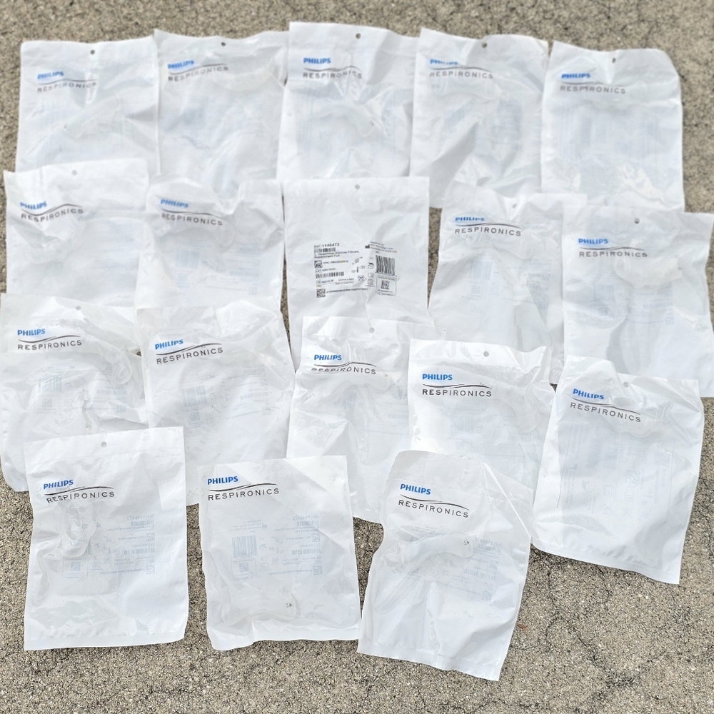 Lot of 18-Dreamwear Silicone Nasal Pillows. SIZE SMALL PHILIPS 1146472